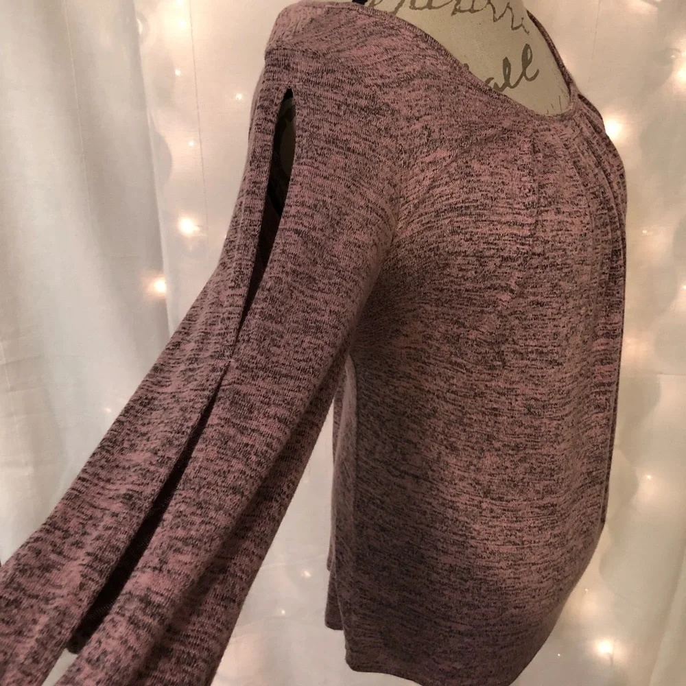 2[Naif] Knitted Pink & Black double cold shoulder - Picture 2 of 7